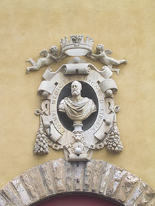 Busto di Cosimo de' Medici sopra il portone d'ingresso del Museo dell'Opera di Santa Maria del Fiore di Firenze.