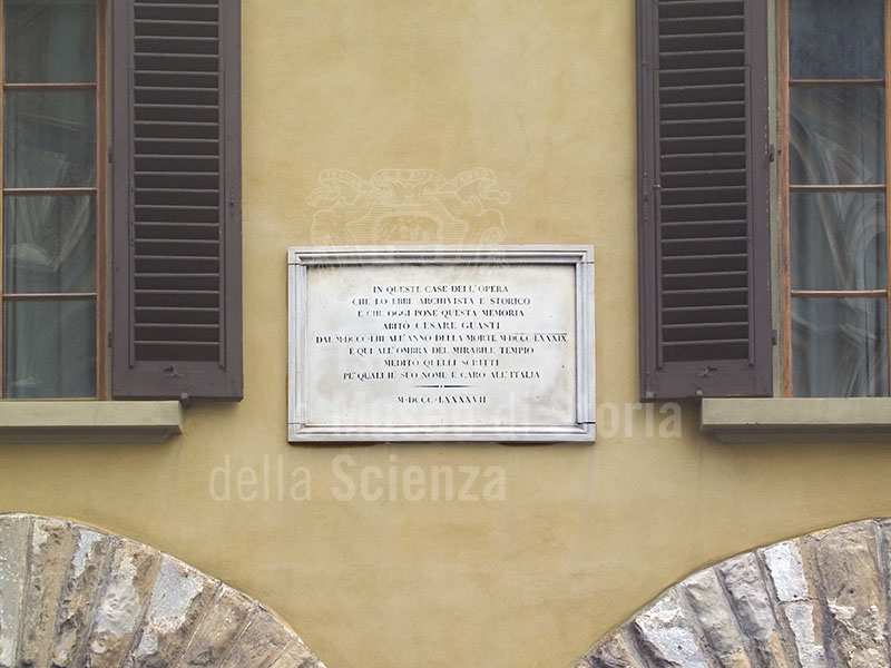 Plaque in memory of Cesare Guasti on the facade of the Museo dell'Opera di Santa Maria del Fiore of Florence.