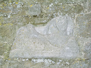 Calco di urna funeraria etrusca sulla facciata della Pieve di S. Leonardo ad Artimino.