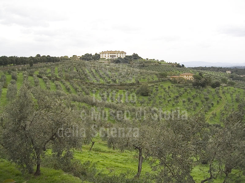 La collina su cui sorge la Villa Medicea "La Ferdinanda" ad Artimino (Carmignano), vista dalla Pieve di San Leonardo.