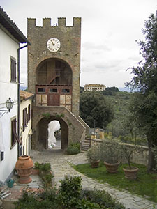 La cinta muraria di Artimino e sullo sfondo la Villa Medicea "La Ferdinanda".