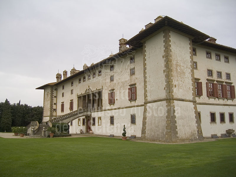 La facciata della Villa Medicea "La Ferdinanda" ad Artimino (Carmignano).