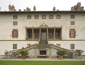 La scalinata d'accesso alla Villa Medicea "La Ferdinanda" ad Artimino (Carmignano).