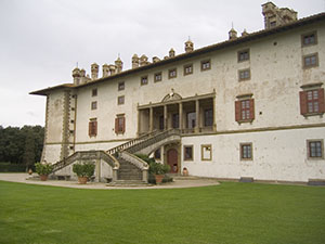 La scalinata d'accesso alla Villa Medicea "La Ferdinanda" ad Artimino (Carmignano).
