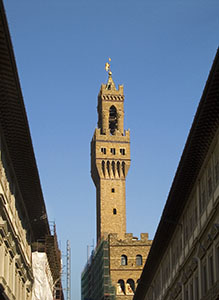 La torre di Palazzo Vecchio vista dal Loggiato degli Uffizi, Firenze.