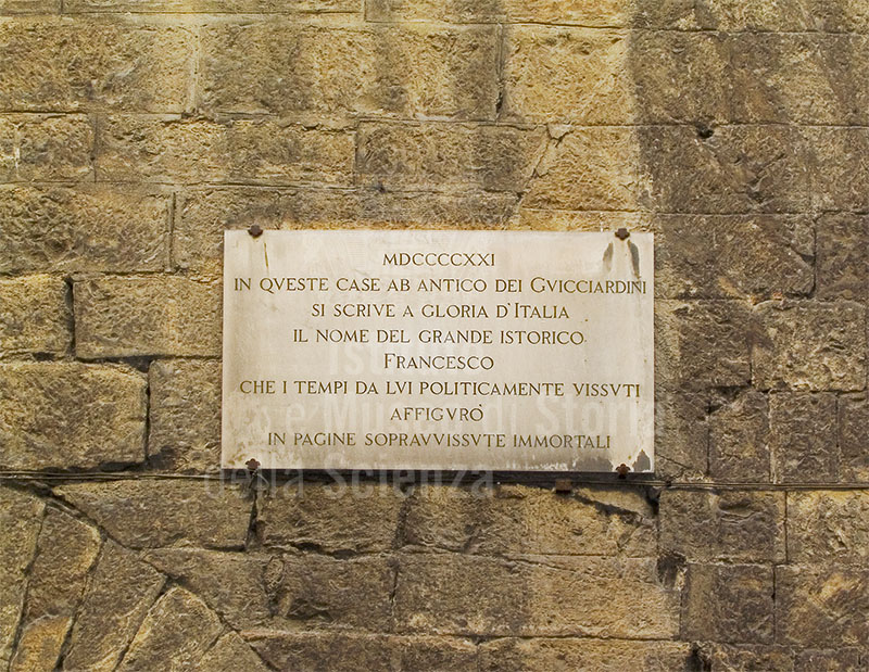 Lapide che cita Francesco Guicciardini sulla facciata di Palazzo Guicciardini, Firenze.