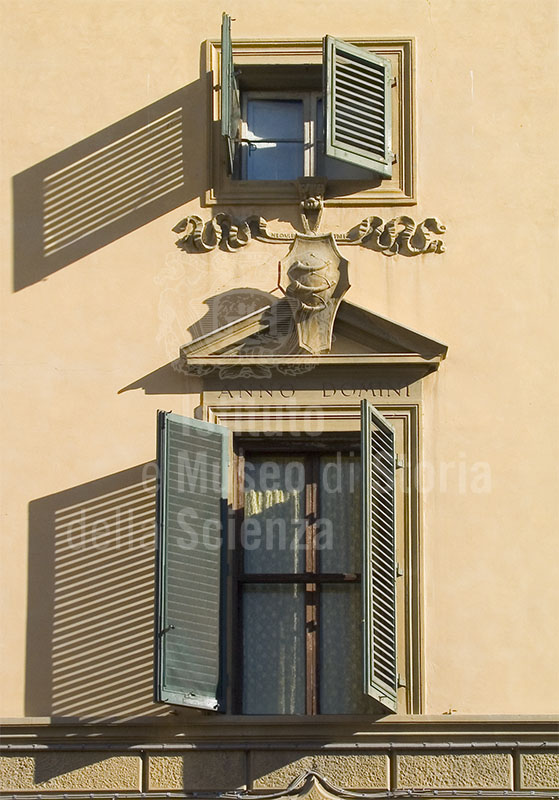 Stemma sulla facciata su Piazza Pitti di Palazzo Guicciardini, Firenze.