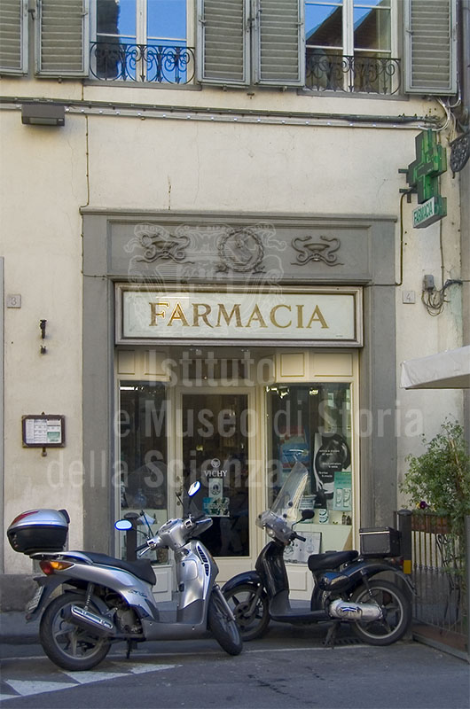 L'ingresso della Farmacia Pitti, Firenze.