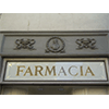 Bassorilievi sull'ingresso della Farmacia Pitti, Firenze.