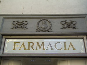 Bassorilievi sull'ingresso della Farmacia Pitti, Firenze.