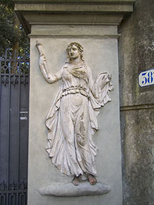 Bassorilievo sul pilastro destro dell'ingresso del Giardino Corsi su via Romana, Firenze.