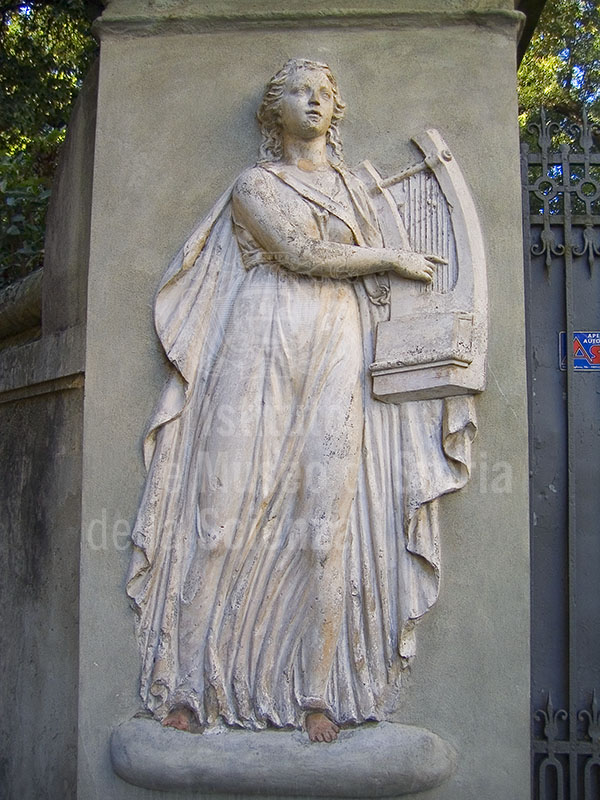 Bassorilievo sul pilastro sinistro dell'ingresso del Giardino Corsi su via Romana, Firenze.