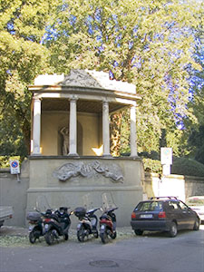 Loggiato su via Romana del Giardino Corsi, Firenze.