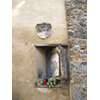 Stemma e tabernacolo sul muro perimetrale del Giardino Torrigiani in via del Campuccio, Firenze.
