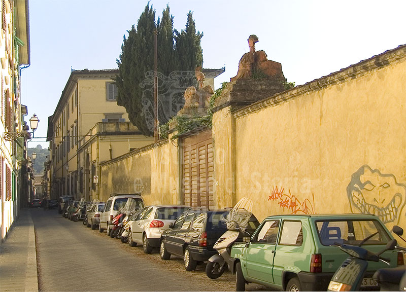 Ingresso del Giardino Torrigiani su via del Campuccio, Firenze.