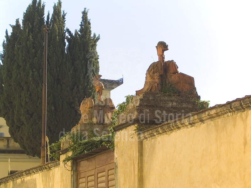 Statue sull'ingresso del Giardino Torrigiani su via del Campuccio, Firenze.