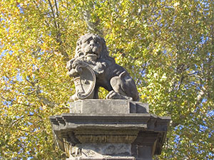 Leone con stemma sul cancello d'ingresso del Giardino Torrigiani da via de' Serragli, Firenze.