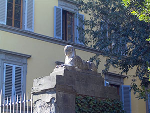 Sfinge sul muro perimetrale del Giardino Torrigiani da via de' Serragli, Firenze.
