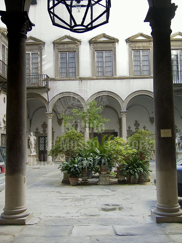 Cortile di Palazzo Feroni, in via de' Serragli, Firenze.