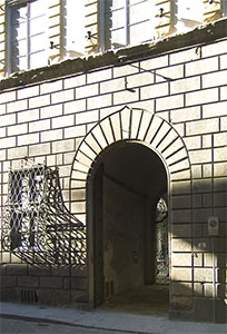 Portone d'ngresso di Palazzo Feroni, in via de' Serragli, Firenze.