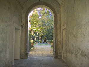 Ingresso al Giardino di Palazzo Feroni, in Piazza del Carmine, Firenze.