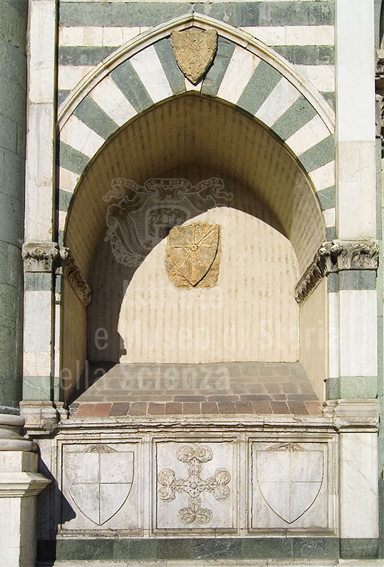 Antica tomba gotica alla base della facciata di Santa Maria Novella, Firenze.