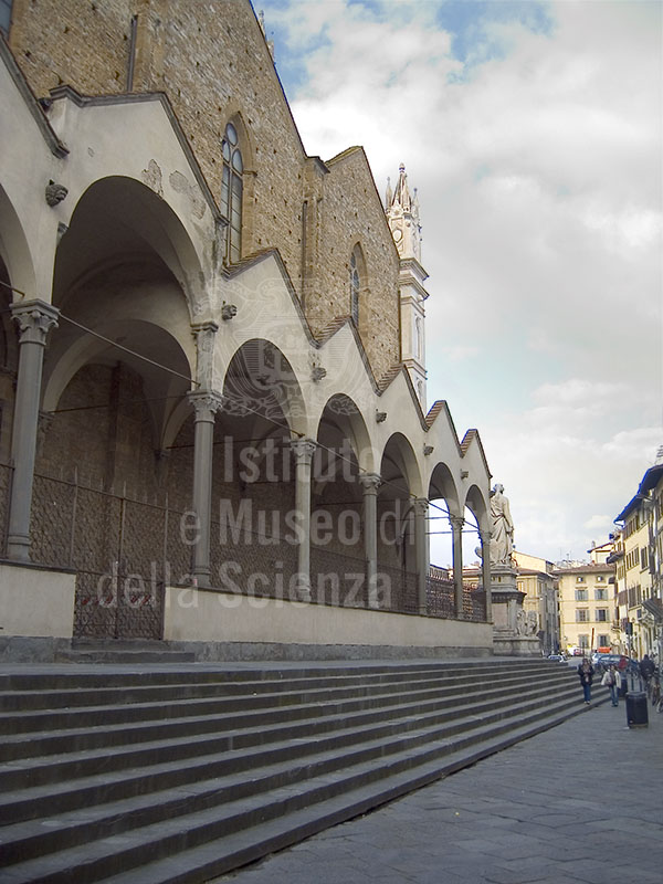 Il fianco sinistro del Complesso Monumentale di Santa Croce, Firenze.