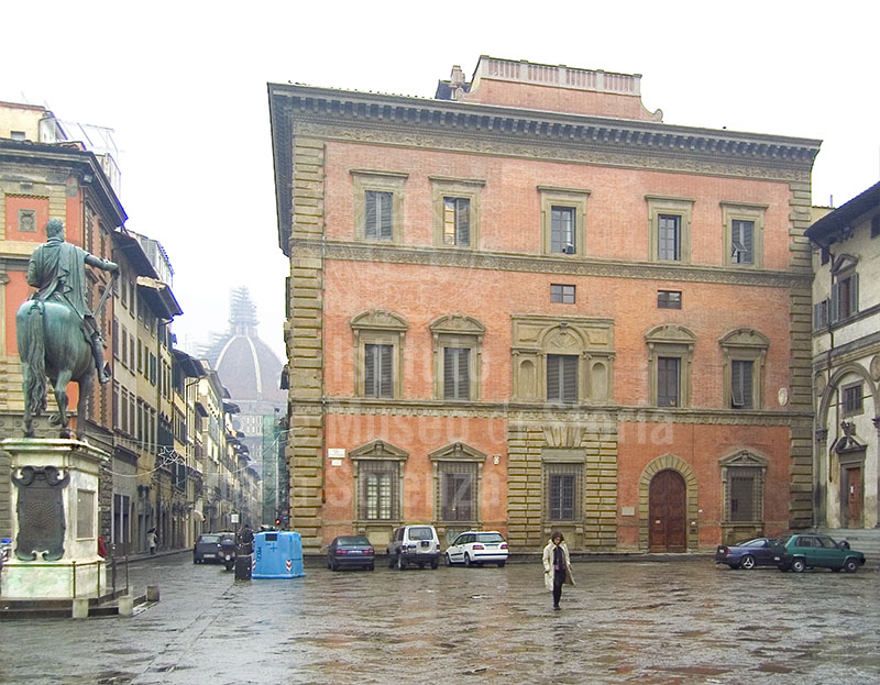 La facciata di Palazzo Grifoni prospicente su Piazza SS. Annunziata, Firenze.