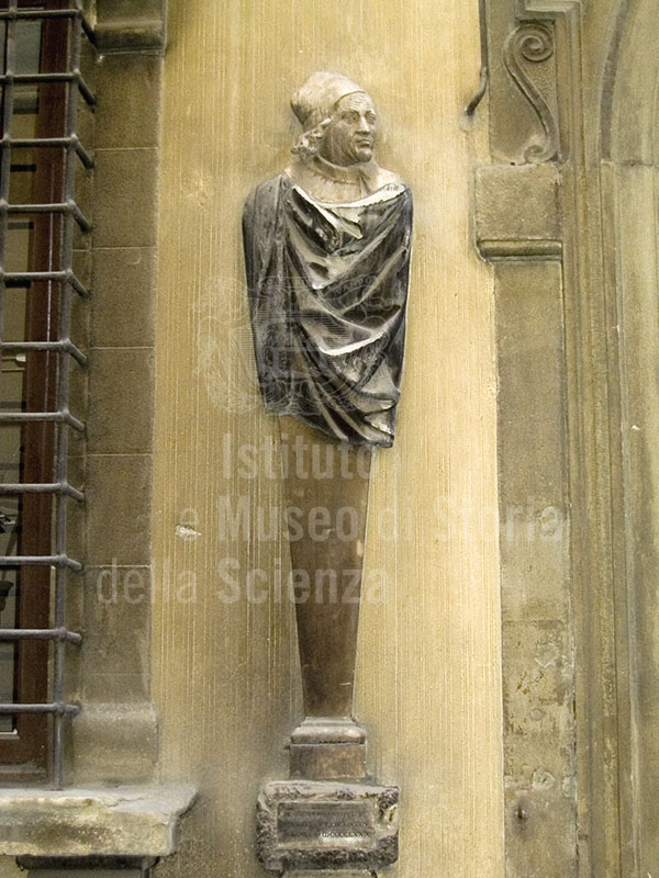 Statua sulla facciata del Palazzo Valori gi Altoviti, Firenze.