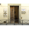 Ingresso alla sede dell'Accademia Toscana di Scienze e Lettere "La Colombaria", Firenze.