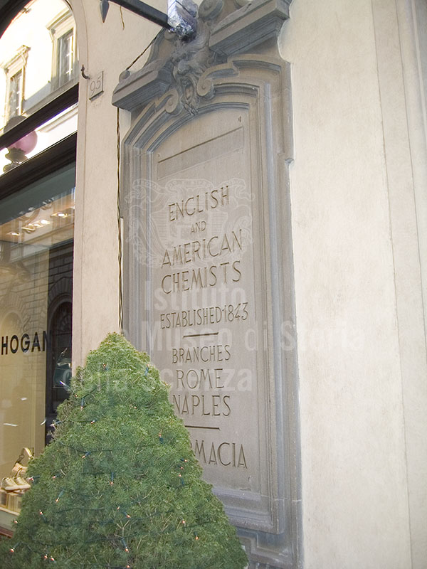 Iscrizione lapidea sulla facciata dell'Ex Farmacia della Legazione Britannica in via Tornabuoni, Firenze.