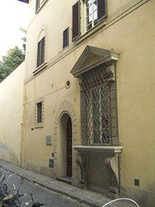 L'ingresso del Palazzo Vivarelli Colonna, Firenze.