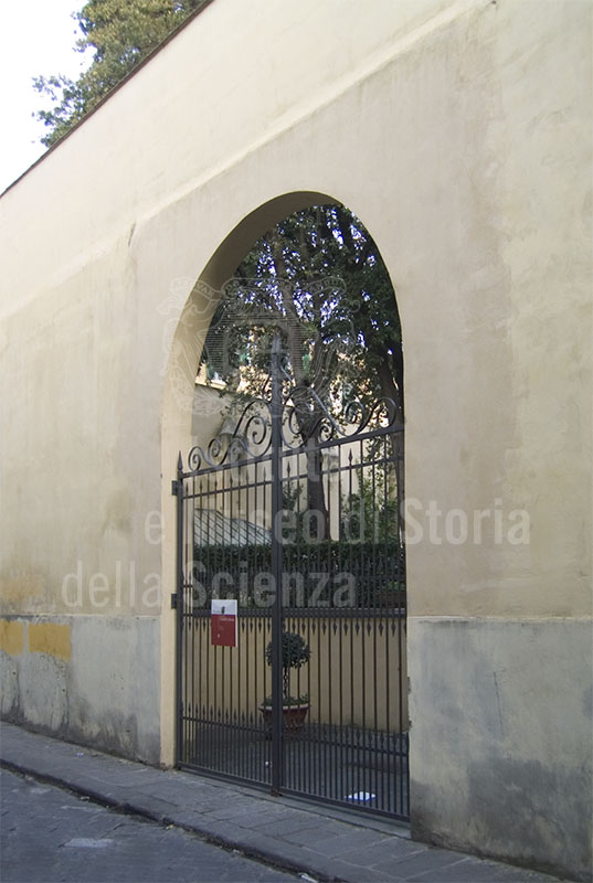 Il cancello d'ingresso del Giardino di Palazzo Vivarelli Colonna, Firenze.