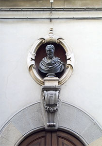 Busto di Michelangelo sulla facciata di Casa Buonarroti, Firenze.