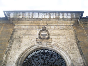 Stemma di Siena sulla facciata della Biblioteca Conumale degli Intronati, Siena.