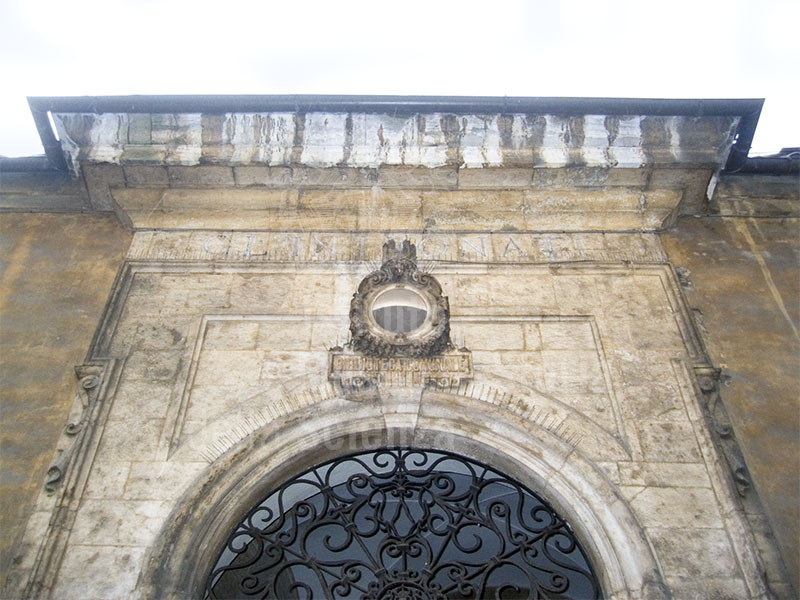 Stemma di Siena sulla facciata della Biblioteca Conumale degli Intronati, Siena.
