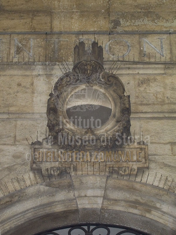 Coat of arms of Siena on the faade of the Library of the "Intronati", Siena.