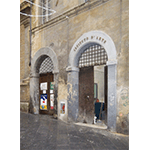 Portone d'ingresso dell'Istituto d'Arte nell'edificio della Biblioteca Conuale degli Intronati, Siena.