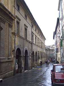 Facciata della Biblioteca Conumale degli Intronati, Siena.