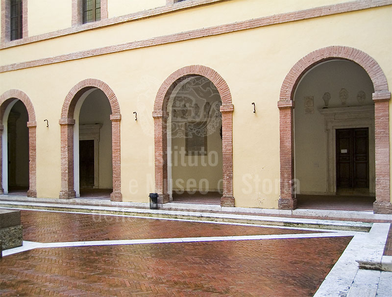 Il cortile del Rettorato dell'Universit di Siena.