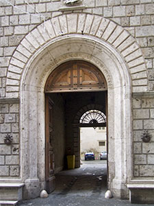 Il portone d'ingresso dell'Archivio di Stato di Siena.