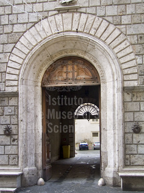 Il portone d'ingresso dell'Archivio di Stato di Siena.