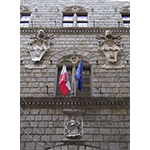 Stemmi dei Piccolomini sulla facciata dell'Archivio di Stato di Siena.