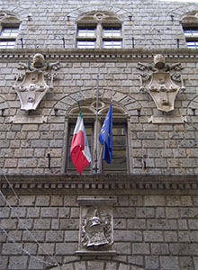 Stemmi dei Piccolomini sulla facciata dell'Archivio di Stato di Siena.