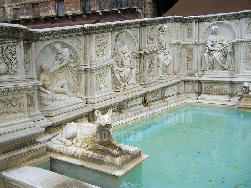 Decorazioni scultoree sulla Fonte Gaia in Piazza del Campo, Siena.