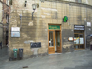 Esterno della Farmacia ai Quattro Cantoni, Siena.