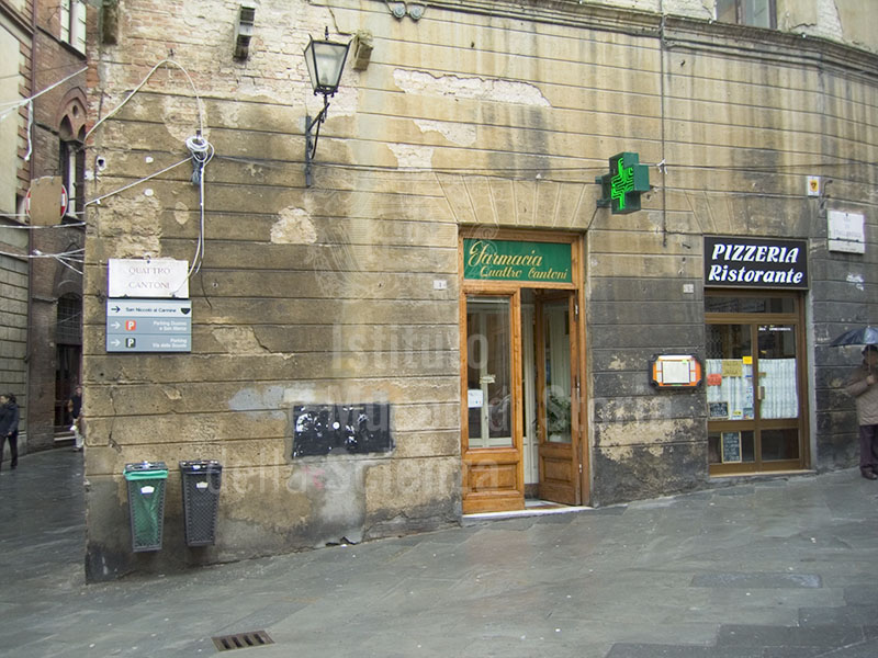 Esterno della Farmacia ai Quattro Cantoni, Siena.