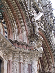 Decorazioni sulla facciata del Duomo di Siena.
