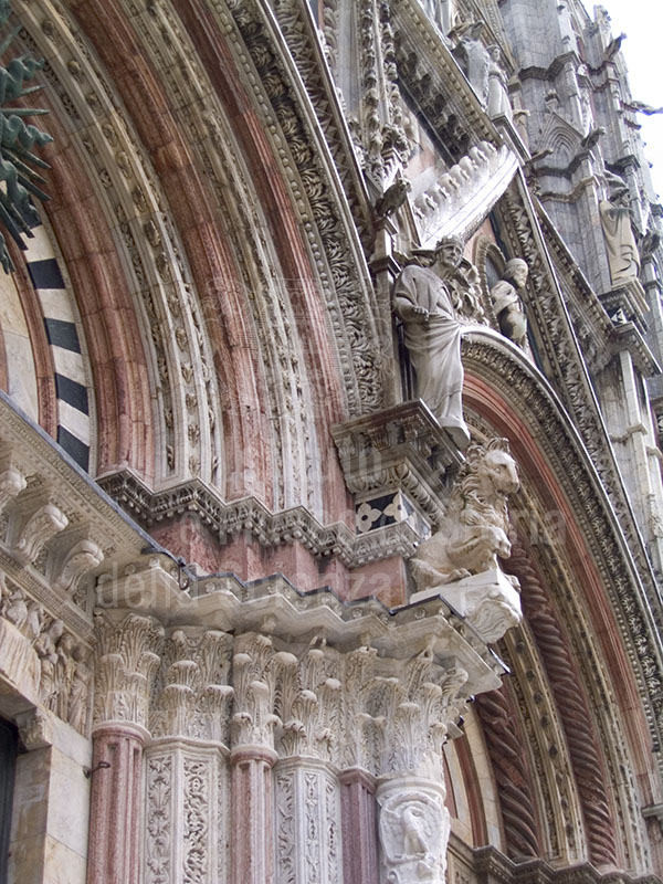 Decorazioni sulla facciata del Duomo di Siena.