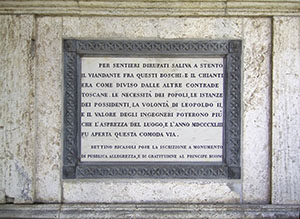 Lapide a sinistra dell'ingresso del Parco del Castello di Brolio, Gaiole in Chianti.
